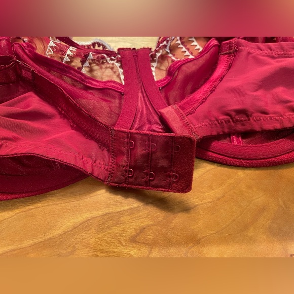 Wacoal - Red and White Full Coverage Bra - 36DD - Picture 4 of 4